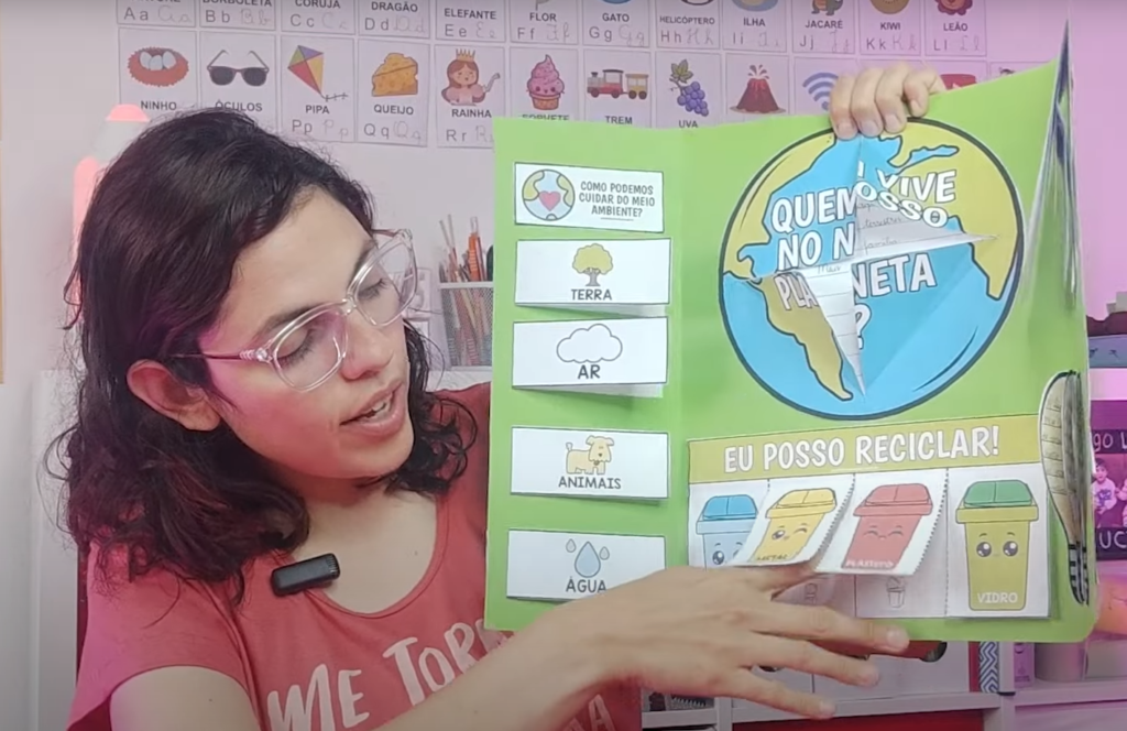 Professora Lorena Demonstra a parte interna do Lapbook de Meio Ambiente